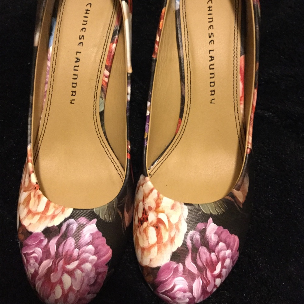 Multi color shoe